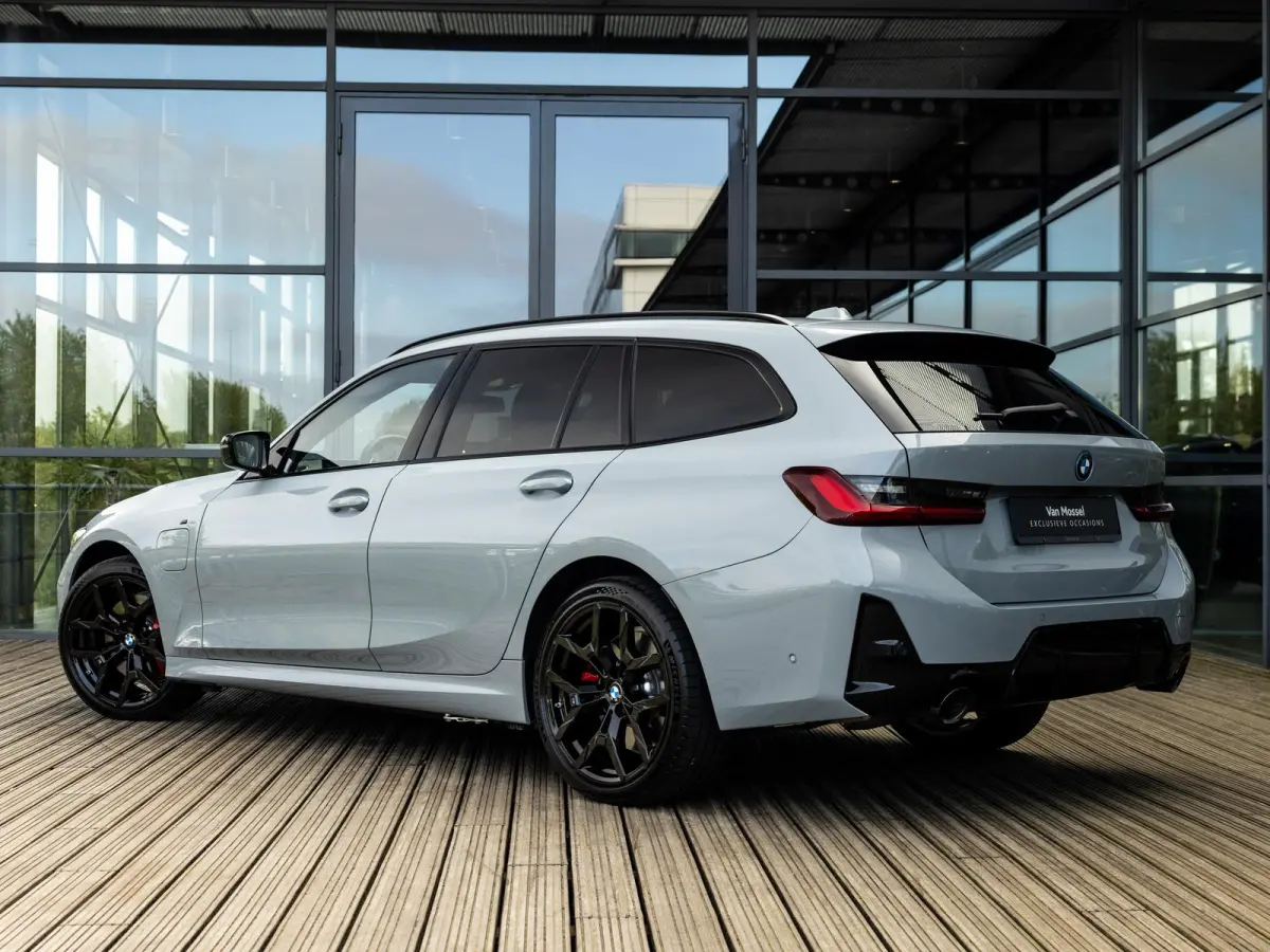 330e | DIRECT BESCHIKBAAR | NW MODEL | M-SPORT | HARMAN KARDON | 19 INCH JET BLACK | BROOKLYN GRAU | SHADOWLINE | PANORAMA/SCHUIF-KANTELDAK | COMFORT ACCES | DRIVING ASSISTANT | ADAPTIEVE CR