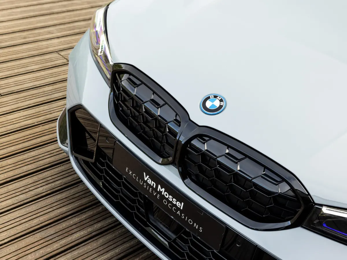 330e | DIRECT BESCHIKBAAR | NW MODEL | M-SPORT | HARMAN KARDON | 19 INCH JET BLACK | BROOKLYN GRAU | SHADOWLINE | PANORAMA/SCHUIF-KANTELDAK | COMFORT ACCES | DRIVING ASSISTANT | ADAPTIEVE CR