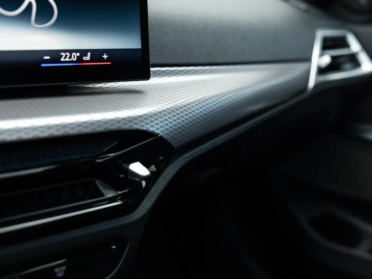 330e | DIRECT BESCHIKBAAR | NW MODEL | M-SPORT | HARMAN KARDON | 19 INCH JET BLACK | BROOKLYN GRAU | SHADOWLINE | PANORAMA/SCHUIF-KANTELDAK | COMFORT ACCES | DRIVING ASSISTANT | ADAPTIEVE CR