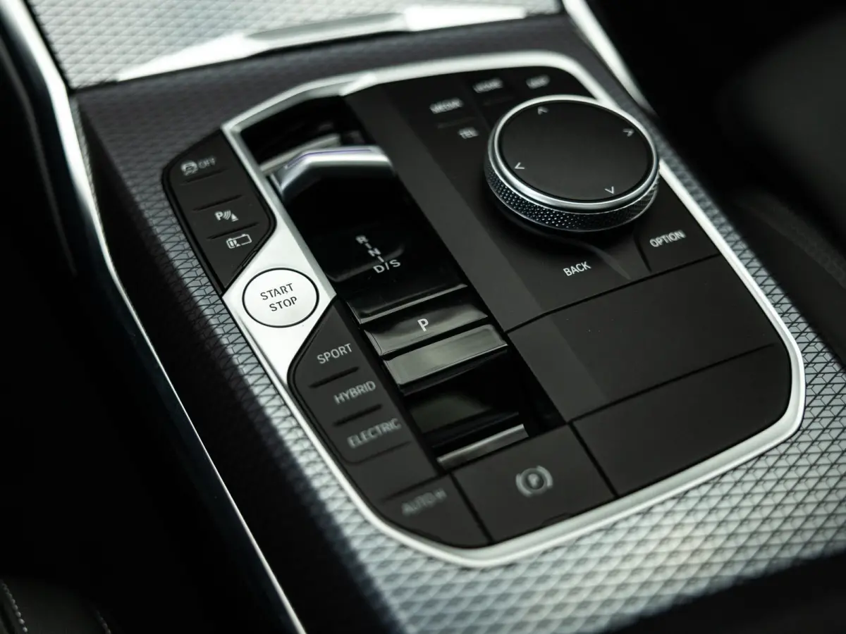 330e | DIRECT BESCHIKBAAR | NW MODEL | M-SPORT | HARMAN KARDON | 19 INCH JET BLACK | BROOKLYN GRAU | SHADOWLINE | PANORAMA/SCHUIF-KANTELDAK | COMFORT ACCES | DRIVING ASSISTANT | ADAPTIEVE CR