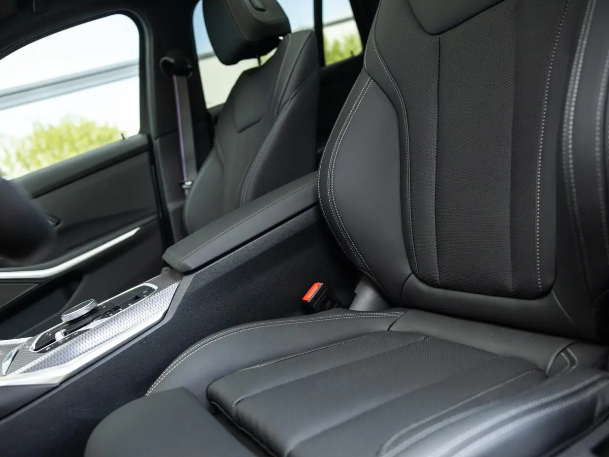 330e | DIRECT BESCHIKBAAR | NW MODEL | M-SPORT | HARMAN KARDON | 19 INCH JET BLACK | BROOKLYN GRAU | SHADOWLINE | PANORAMA/SCHUIF-KANTELDAK | COMFORT ACCES | DRIVING ASSISTANT | ADAPTIEVE CR