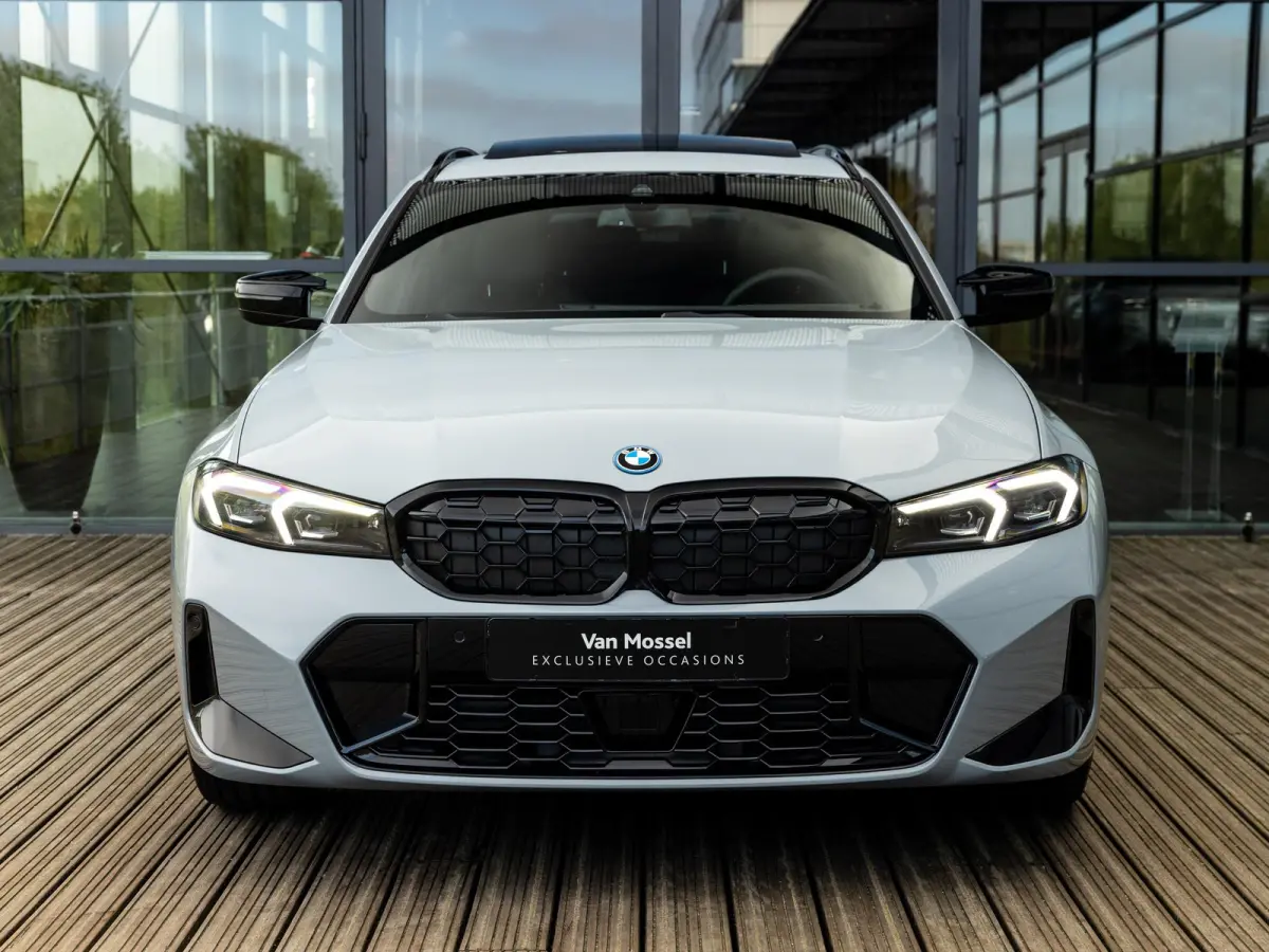 330e | DIRECT BESCHIKBAAR | NW MODEL | M-SPORT | HARMAN KARDON | 19 INCH JET BLACK | BROOKLYN GRAU | SHADOWLINE | PANORAMA/SCHUIF-KANTELDAK | COMFORT ACCES | DRIVING ASSISTANT | ADAPTIEVE CR