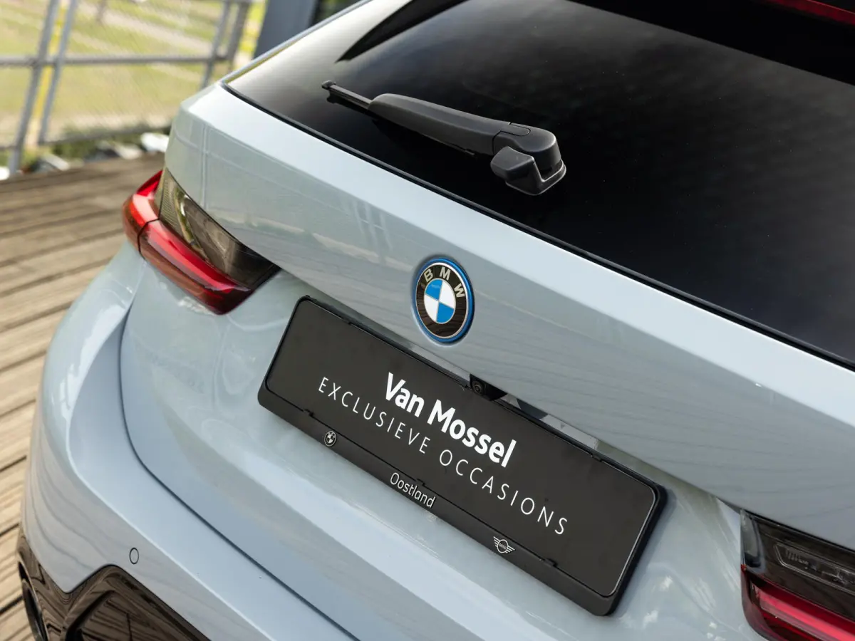 330e | DIRECT BESCHIKBAAR | NW MODEL | M-SPORT | HARMAN KARDON | 19 INCH JET BLACK | BROOKLYN GRAU | SHADOWLINE | PANORAMA/SCHUIF-KANTELDAK | COMFORT ACCES | DRIVING ASSISTANT | ADAPTIEVE CR