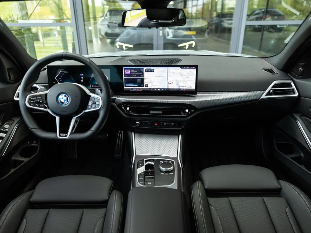 330e | DIRECT BESCHIKBAAR | NW MODEL | M-SPORT | HARMAN KARDON | 19 INCH JET BLACK | BROOKLYN GRAU | SHADOWLINE | PANORAMA/SCHUIF-KANTELDAK | COMFORT ACCES | DRIVING ASSISTANT | ADAPTIEVE CR