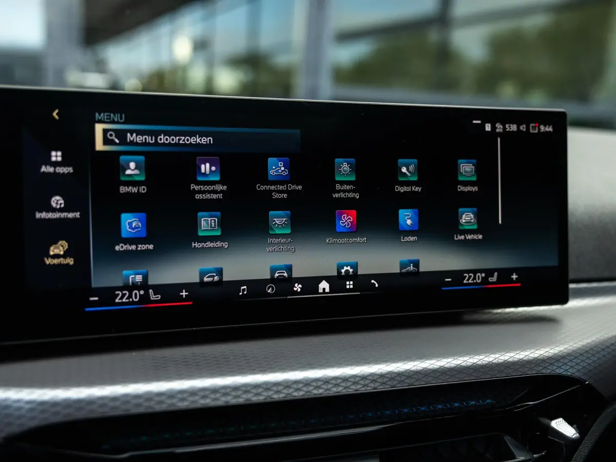330e | DIRECT BESCHIKBAAR | NW MODEL | M-SPORT | HARMAN KARDON | 19 INCH JET BLACK | BROOKLYN GRAU | SHADOWLINE | PANORAMA/SCHUIF-KANTELDAK | COMFORT ACCES | DRIVING ASSISTANT | ADAPTIEVE CR