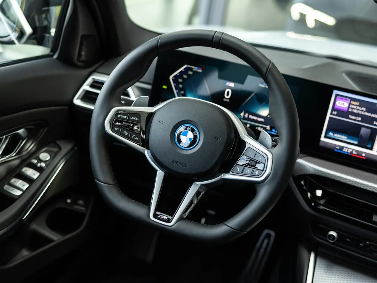 330e | DIRECT BESCHIKBAAR | NW MODEL | M-SPORT | HARMAN KARDON | 19 INCH JET BLACK | BROOKLYN GRAU | SHADOWLINE | PANORAMA/SCHUIF-KANTELDAK | COMFORT ACCES | DRIVING ASSISTANT | ADAPTIEVE CR