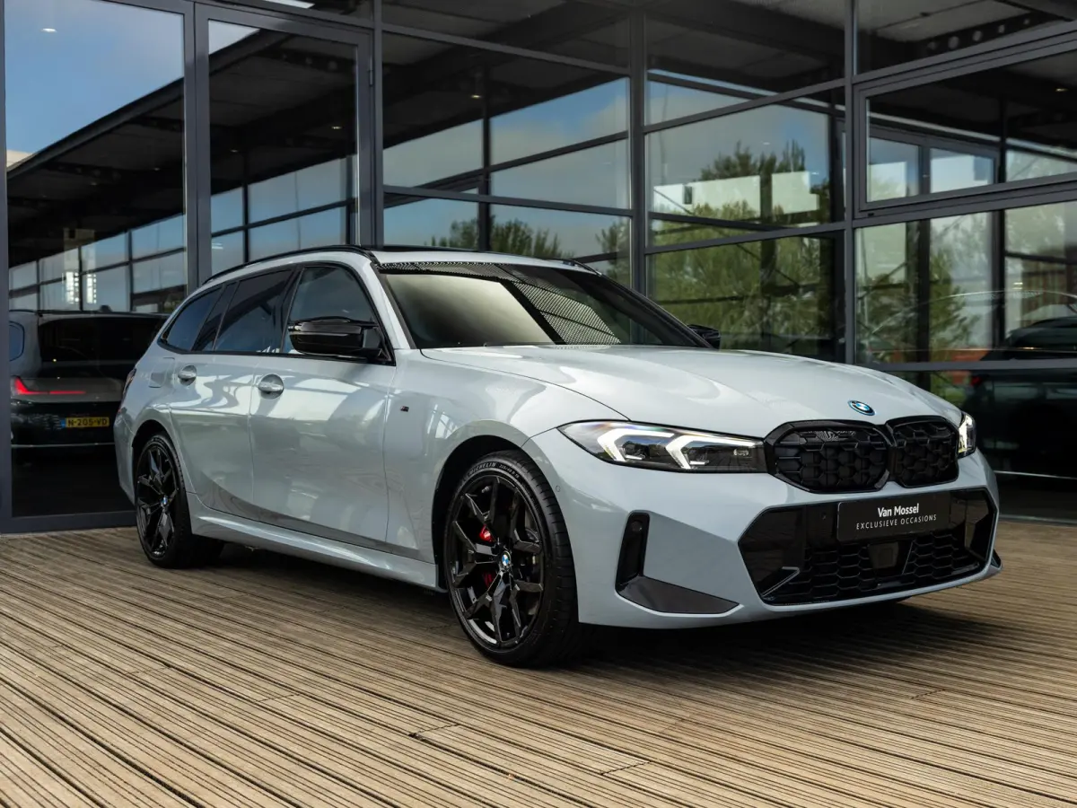 330e | DIRECT BESCHIKBAAR | NW MODEL | M-SPORT | HARMAN KARDON | 19 INCH JET BLACK | BROOKLYN GRAU | SHADOWLINE | PANORAMA/SCHUIF-KANTELDAK | COMFORT ACCES | DRIVING ASSISTANT | ADAPTIEVE CR
