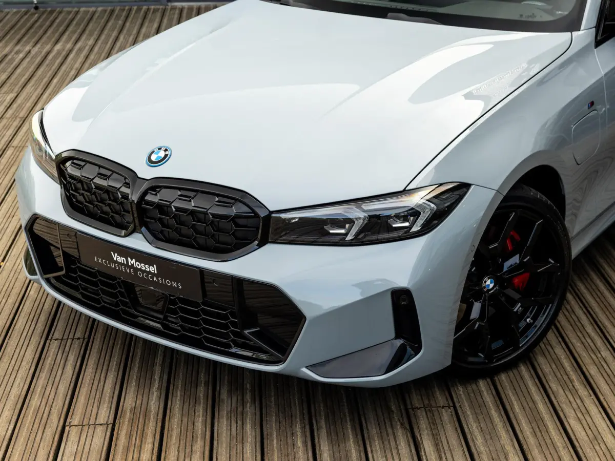 330e | DIRECT BESCHIKBAAR | NW MODEL | M-SPORT | HARMAN KARDON | 19 INCH JET BLACK | BROOKLYN GRAU | SHADOWLINE | PANORAMA/SCHUIF-KANTELDAK | COMFORT ACCES | DRIVING ASSISTANT | ADAPTIEVE CR
