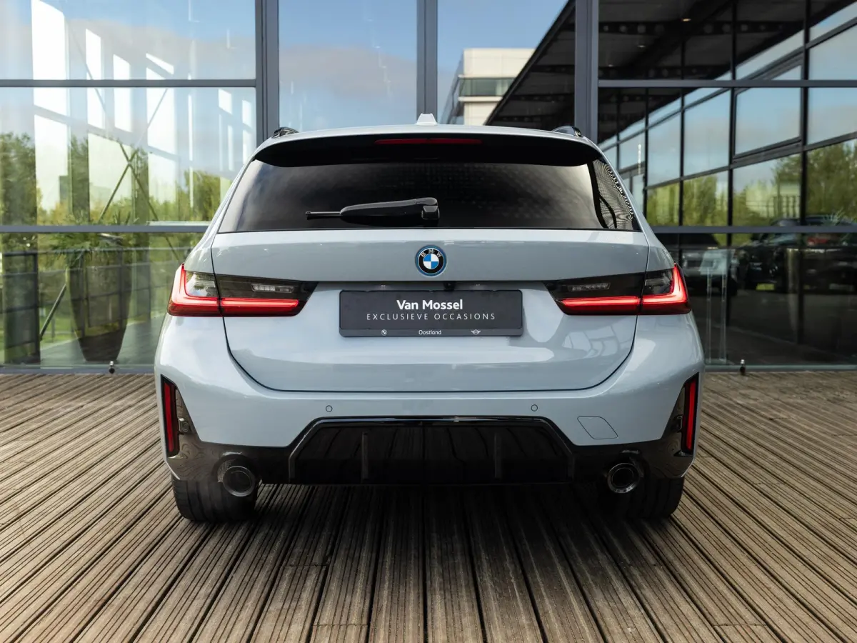 330e | DIRECT BESCHIKBAAR | NW MODEL | M-SPORT | HARMAN KARDON | 19 INCH JET BLACK | BROOKLYN GRAU | SHADOWLINE | PANORAMA/SCHUIF-KANTELDAK | COMFORT ACCES | DRIVING ASSISTANT | ADAPTIEVE CR