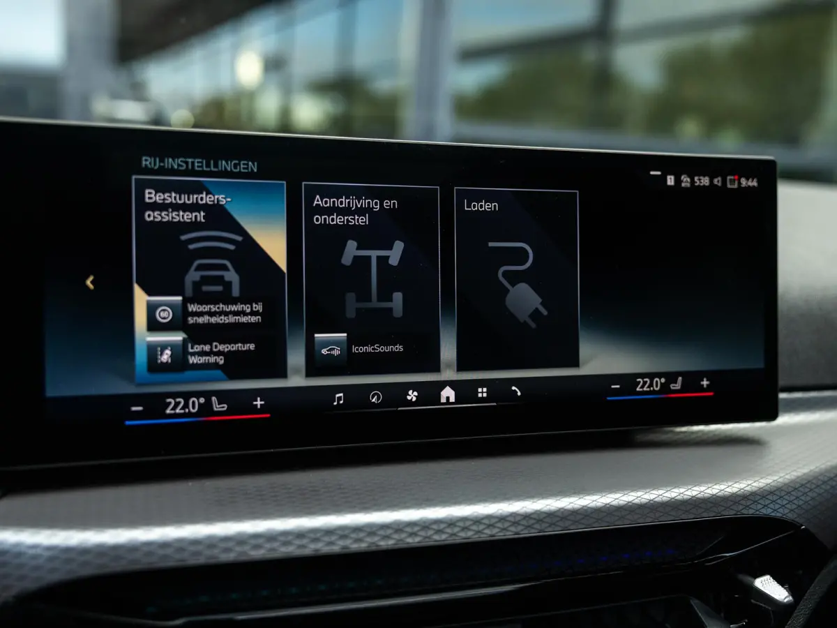 330e | DIRECT BESCHIKBAAR | NW MODEL | M-SPORT | HARMAN KARDON | 19 INCH JET BLACK | BROOKLYN GRAU | SHADOWLINE | PANORAMA/SCHUIF-KANTELDAK | COMFORT ACCES | DRIVING ASSISTANT | ADAPTIEVE CR