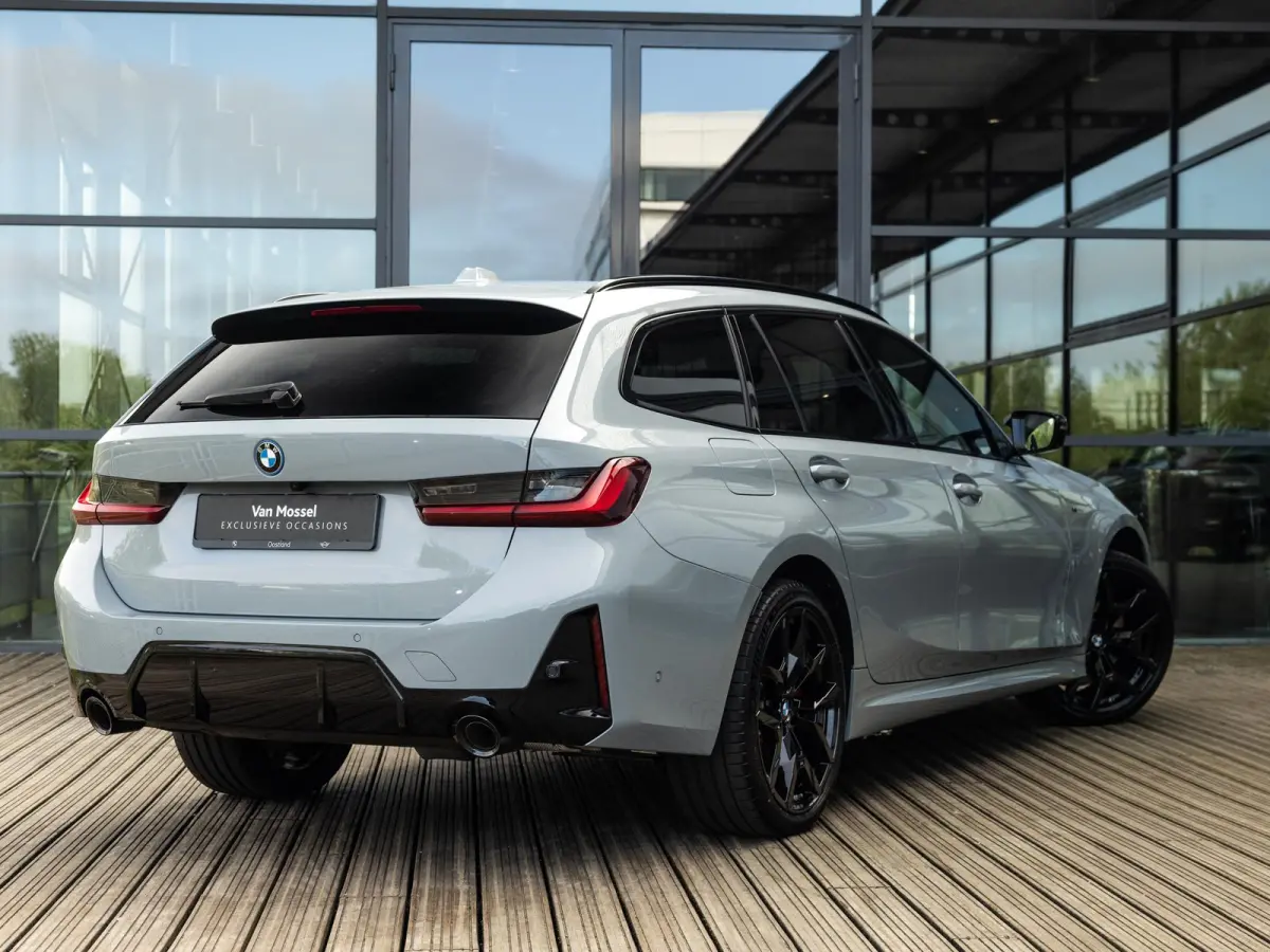 330e | DIRECT BESCHIKBAAR | NW MODEL | M-SPORT | HARMAN KARDON | 19 INCH JET BLACK | BROOKLYN GRAU | SHADOWLINE | PANORAMA/SCHUIF-KANTELDAK | COMFORT ACCES | DRIVING ASSISTANT | ADAPTIEVE CR