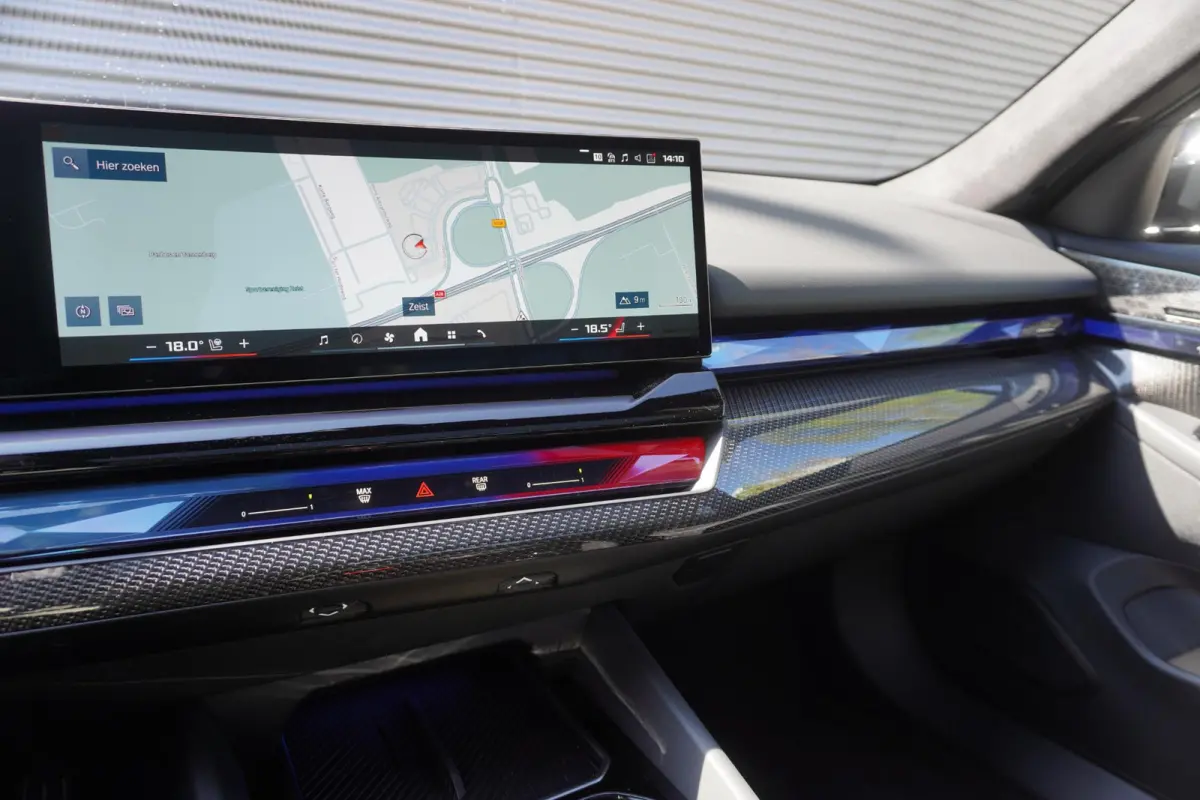 Sedan Bowers & Wilkins Surround Sound System | Glazen panoramadak | Driving Assistant Professional | M Driver's Pack | Comfort Access | Stuurwielrand verwarmd