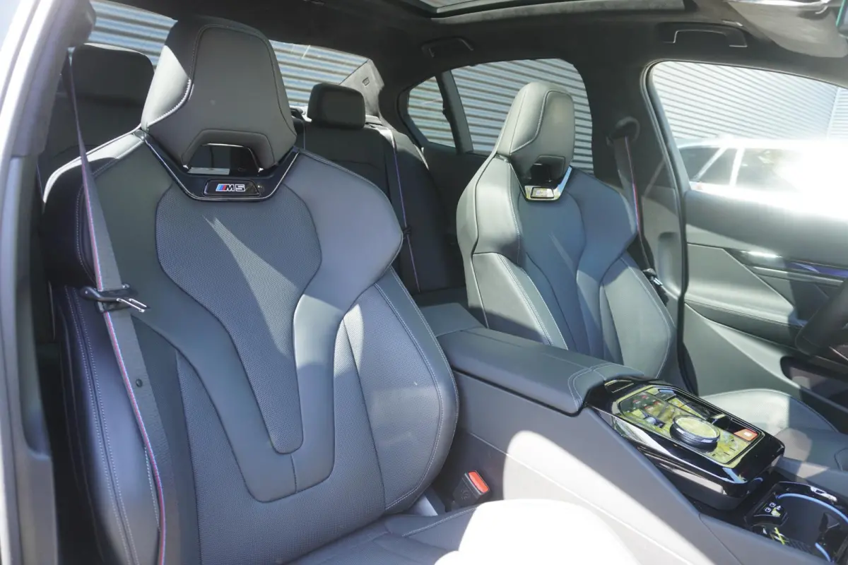 Sedan Bowers & Wilkins Surround Sound System | Glazen panoramadak | Driving Assistant Professional | M Driver's Pack | Comfort Access | Stuurwielrand verwarmd
