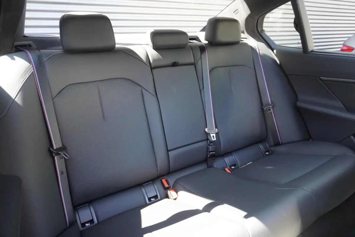 Sedan Bowers & Wilkins Surround Sound System | Glazen panoramadak | Driving Assistant Professional | M Driver's Pack | Comfort Access | Stuurwielrand verwarmd