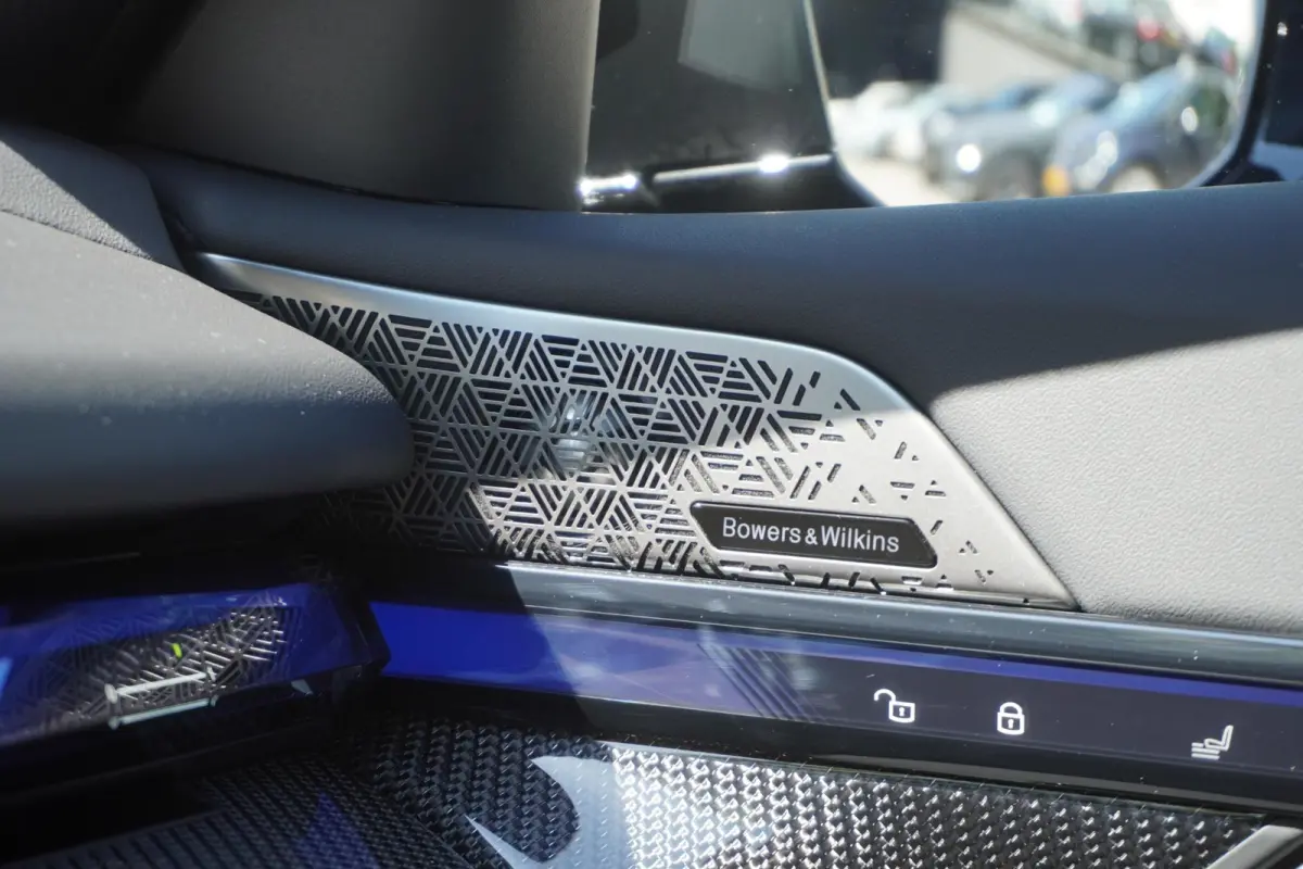 Sedan Bowers & Wilkins Surround Sound System | Glazen panoramadak | Driving Assistant Professional | M Driver's Pack | Comfort Access | Stuurwielrand verwarmd