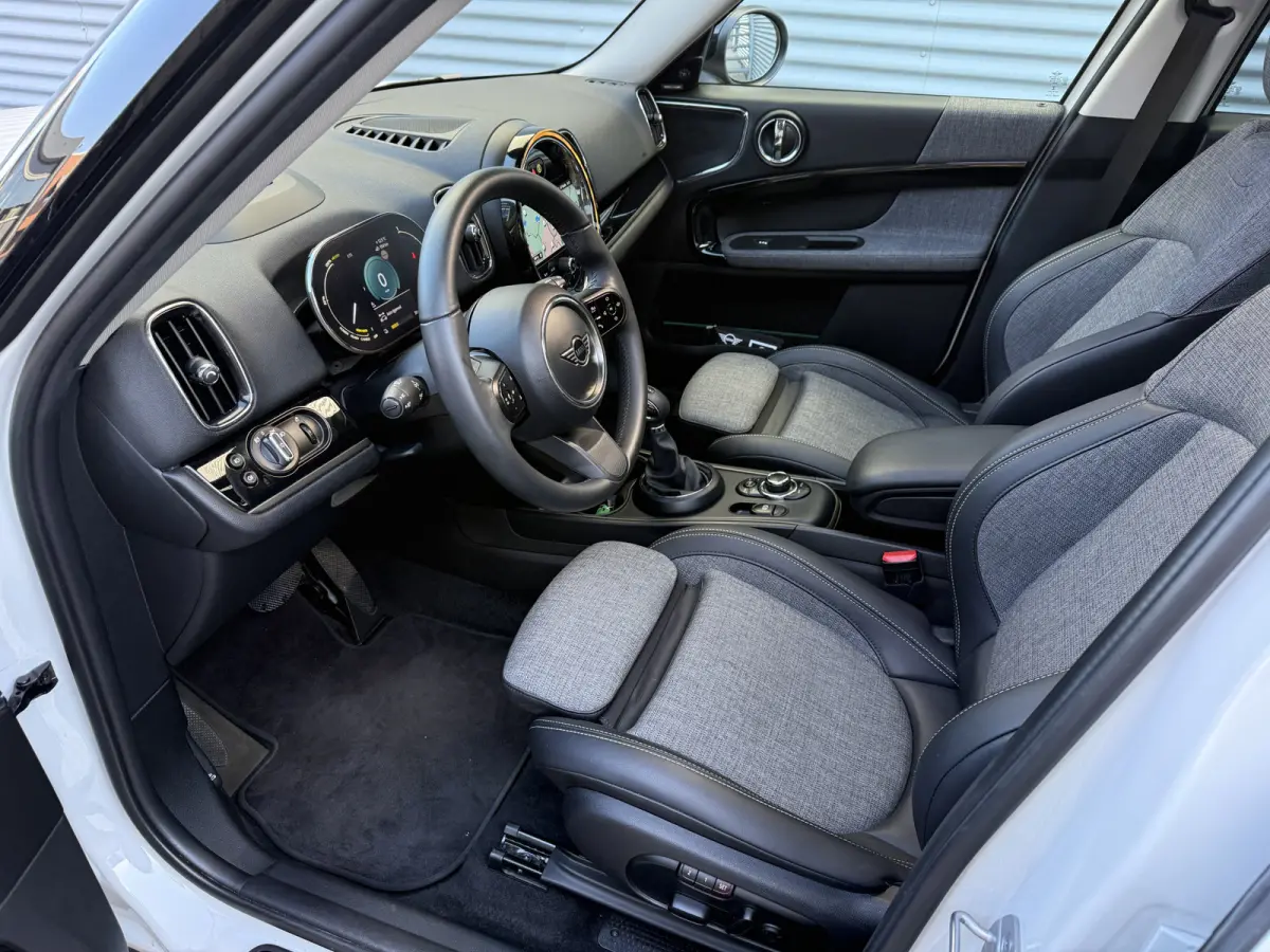 2.0 Cooper SE ALL4 Pano/H&K/Camera/Apple