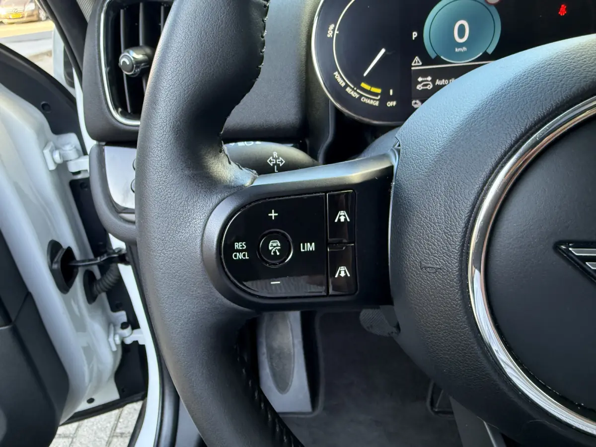 2.0 Cooper SE ALL4 Pano/H&K/Camera/Apple