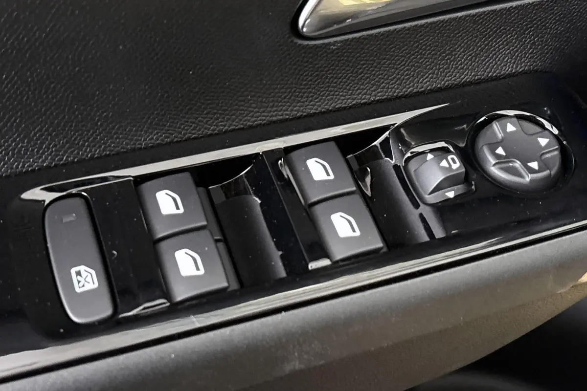 1.2 Turbo Hybrid LX 110pk / Navi / Camera / Carplay / 2+6 Jaar Garantie