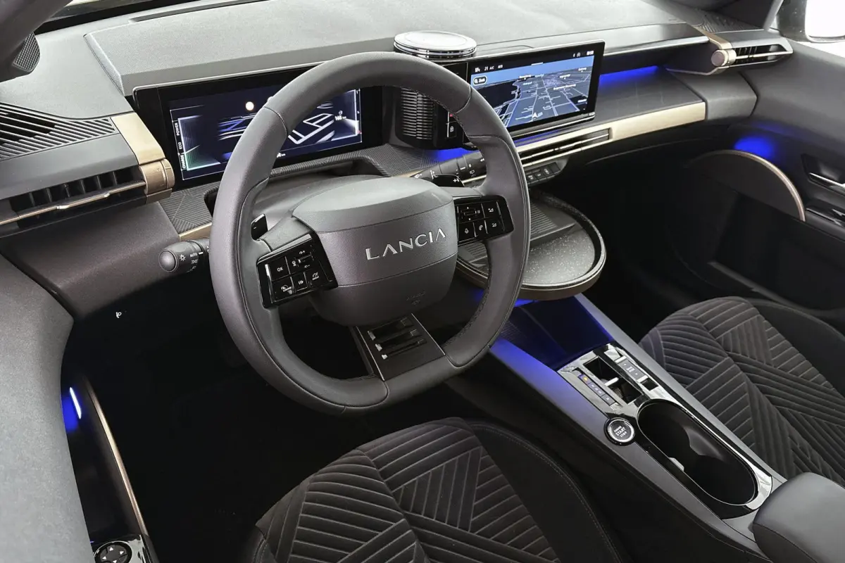 1.2 Turbo Hybrid LX 110pk / Navi / Camera / Carplay / 2+6 Jaar Garantie
