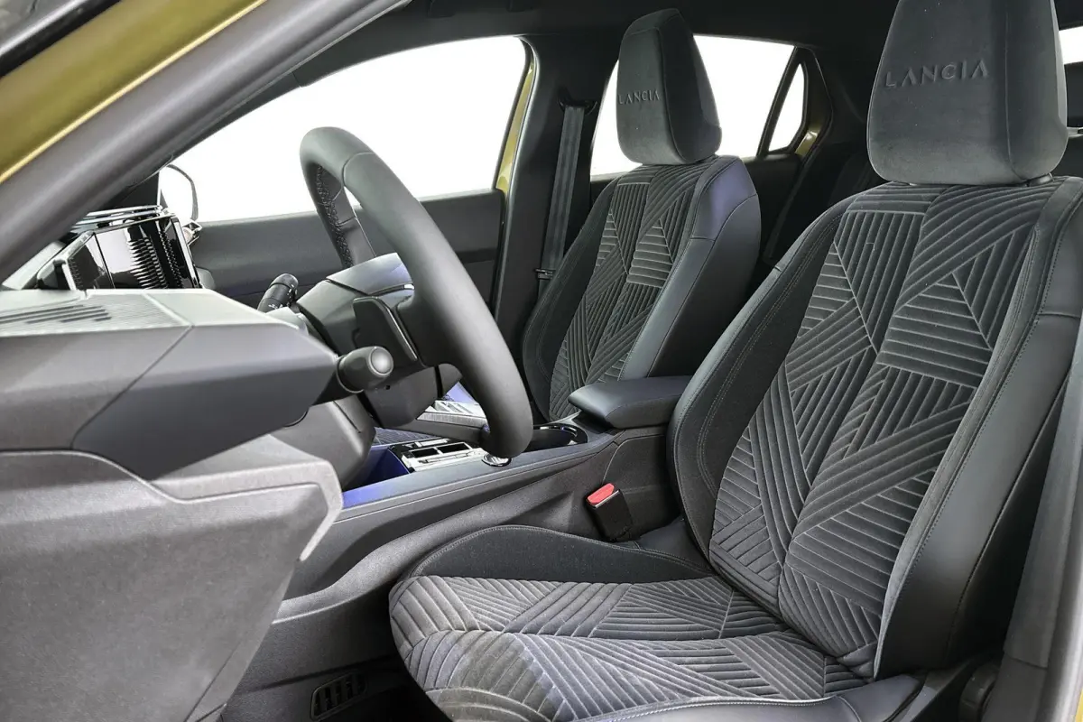 1.2 Turbo Hybrid LX 110pk / Navi / Camera / Carplay / 2+6 Jaar Garantie