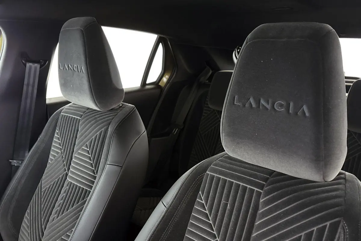 1.2 Turbo Hybrid LX 110pk / Navi / Camera / Carplay / 2+6 Jaar Garantie