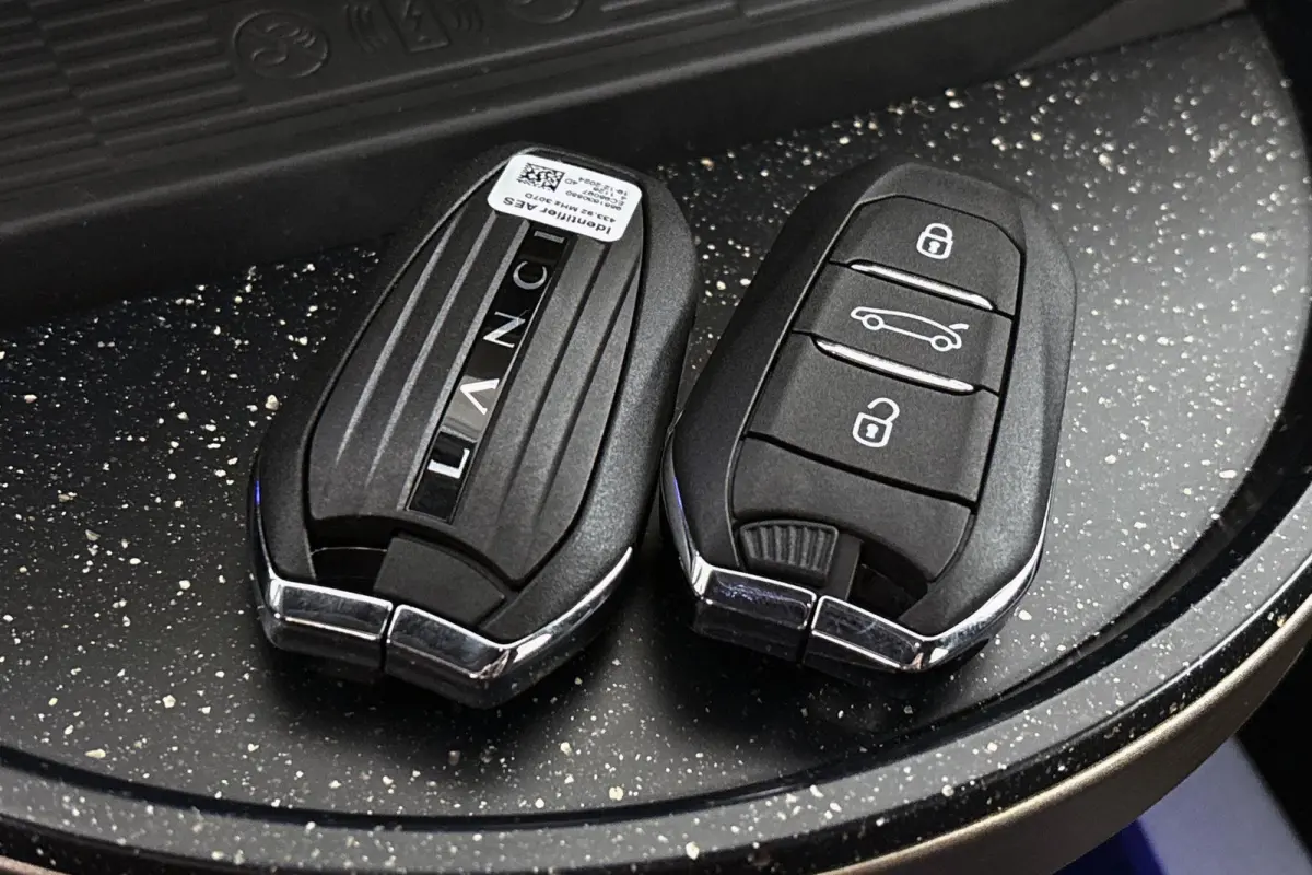 1.2 Turbo Hybrid LX 110pk / Navi / Camera / Carplay / 2+6 Jaar Garantie