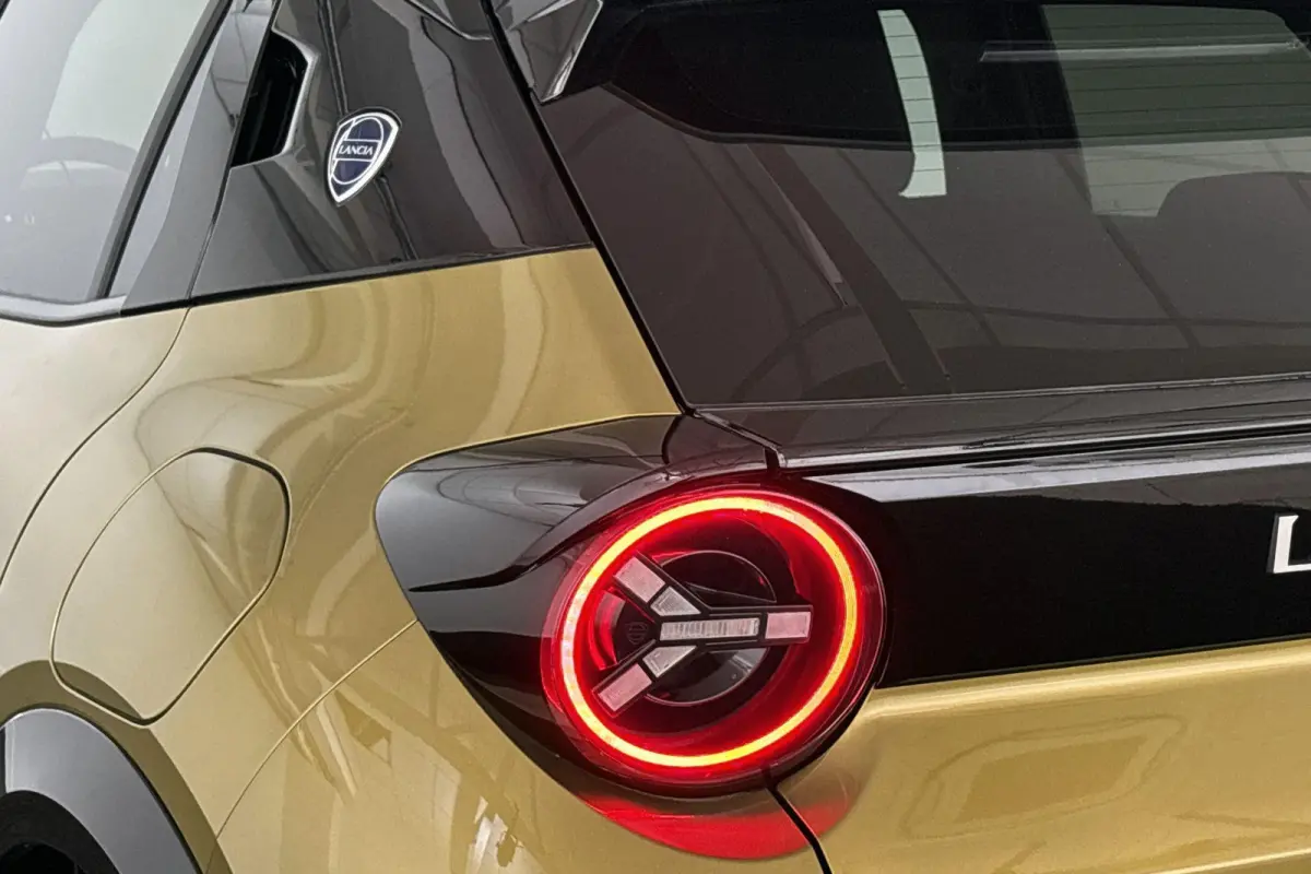 1.2 Turbo Hybrid LX 110pk / Navi / Camera / Carplay / 2+6 Jaar Garantie