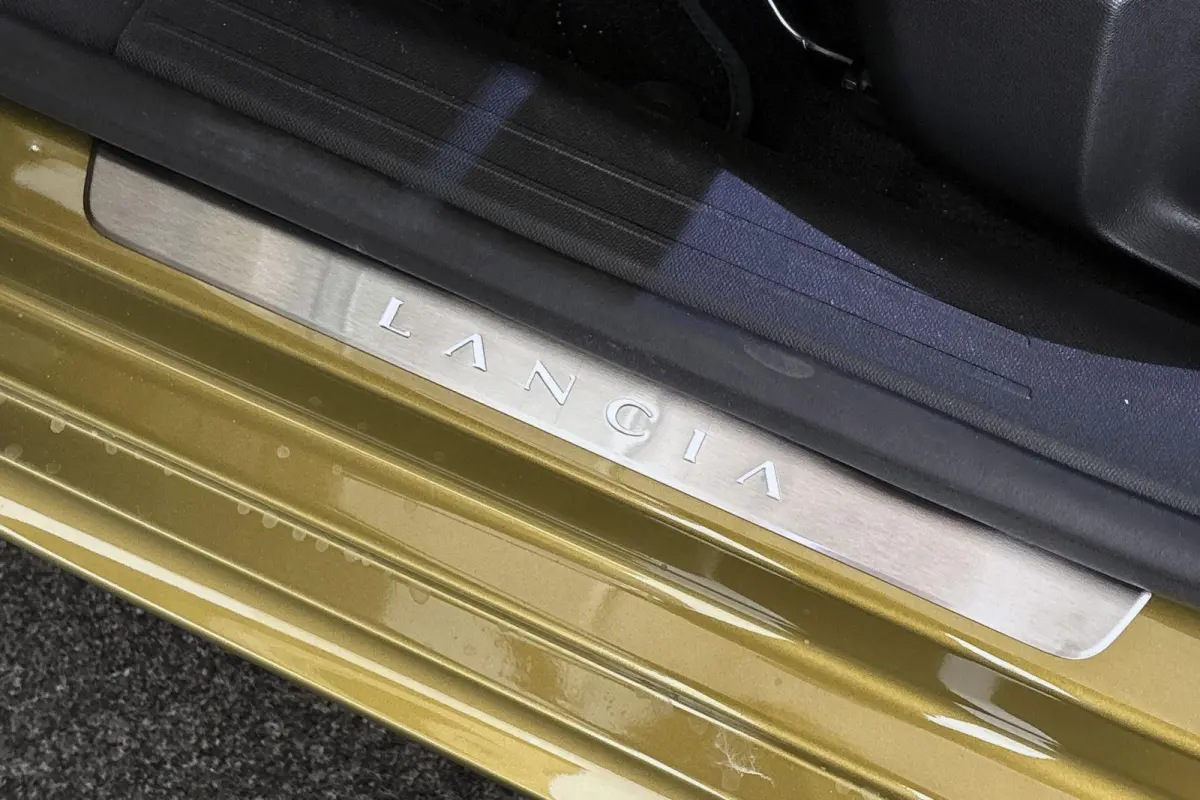 1.2 Turbo Hybrid LX 110pk / Navi / Camera / Carplay / 2+6 Jaar Garantie