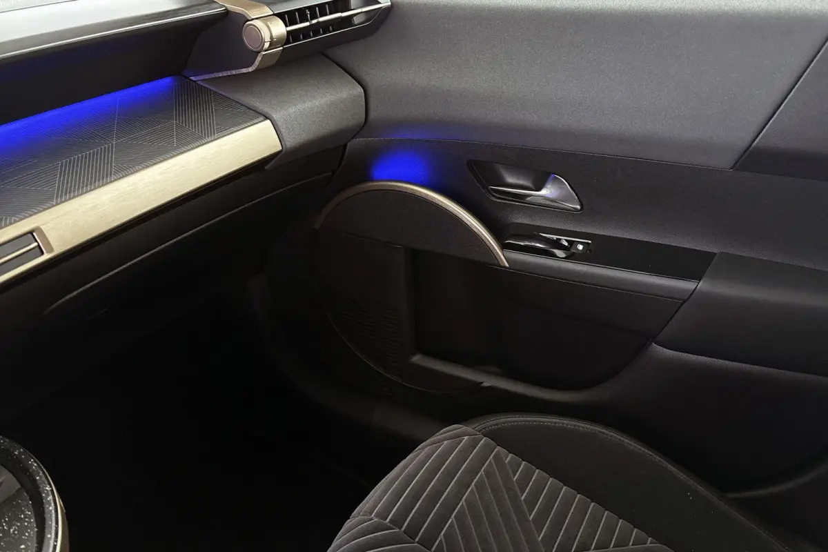 1.2 Turbo Hybrid LX 110pk / Navi / Camera / Carplay / 2+6 Jaar Garantie