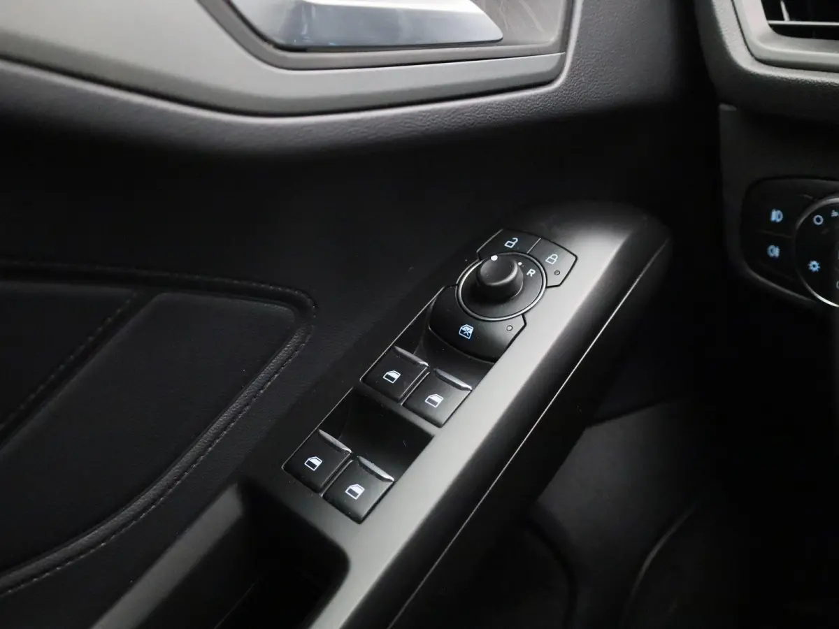 1.0 EcoBoost MHEV Connected | Navigatie | Airco | Cruise Control | Parkeersensoren |