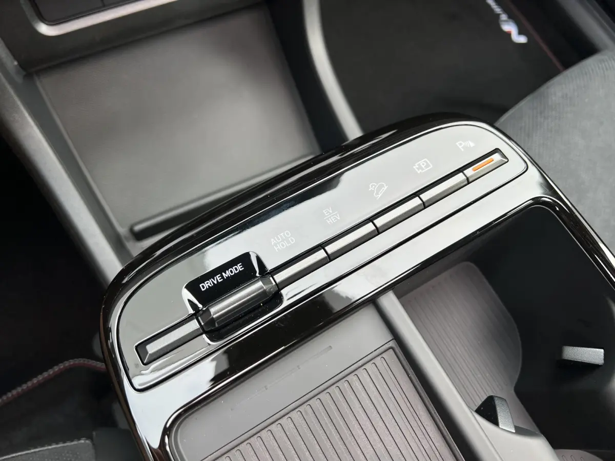 1.6 T-GDI PHEV 252pk N-Line Sky Business | Schuifdak | Dodehoekdetectie | Stoelverwarming | Stuurverwarming | Draadloos carplay | 19'' Velgen | Alcantara lederen bekleding | Camera | Premium