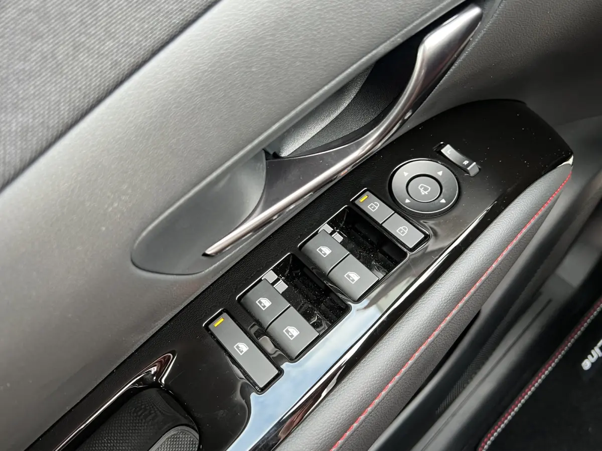 1.6 T-GDI PHEV 252pk N-Line Sky Business | Schuifdak | Dodehoekdetectie | Stoelverwarming | Stuurverwarming | Draadloos carplay | 19'' Velgen | Alcantara lederen bekleding | Camera | Premium