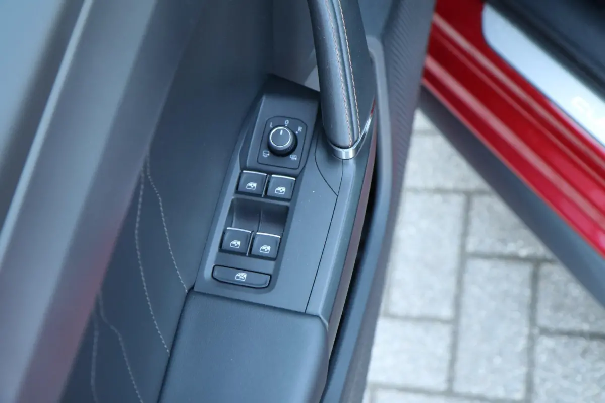 1.4 e-Hybrid 204pk Business | SoH 94% | Achteruitrijcamera | Stoelverwarming | Navigatie | Full Link
