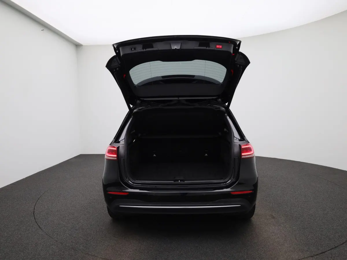 180 Business Line | Automaat | Stoelverwarming | Achteruitrijcamera | Parkeersensoren | Trekhaak | Lichtmetalen Velgen |