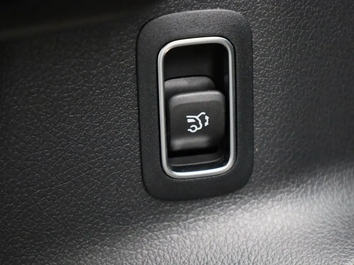 180 Business Line | Automaat | Stoelverwarming | Achteruitrijcamera | Parkeersensoren | Trekhaak | Lichtmetalen Velgen |