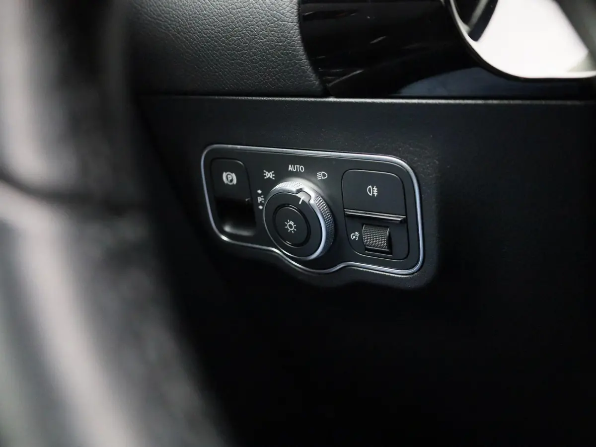 180 Business Line | Automaat | Stoelverwarming | Achteruitrijcamera | Parkeersensoren | Trekhaak | Lichtmetalen Velgen |