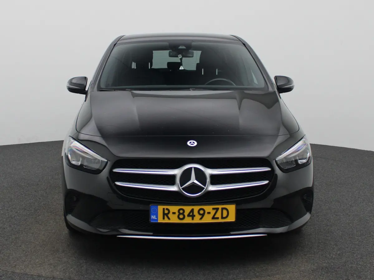 180 Business Line | Automaat | Stoelverwarming | Achteruitrijcamera | Parkeersensoren | Trekhaak | Lichtmetalen Velgen |