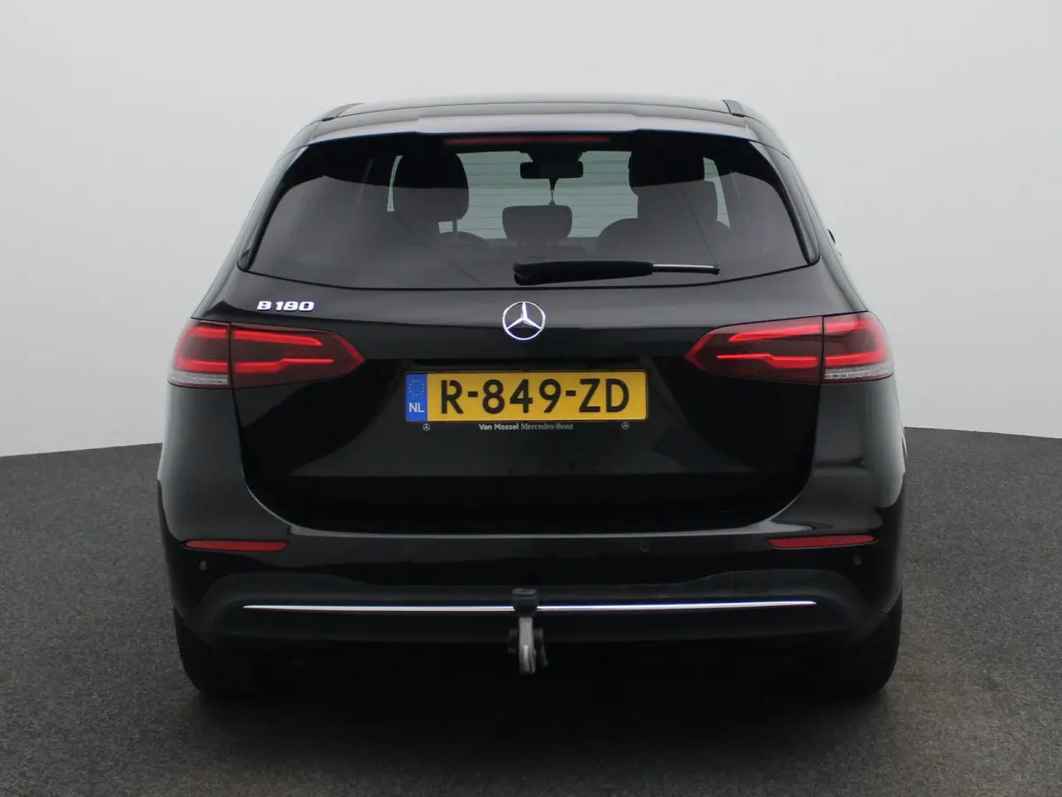 180 Business Line | Automaat | Stoelverwarming | Achteruitrijcamera | Parkeersensoren | Trekhaak | Lichtmetalen Velgen |