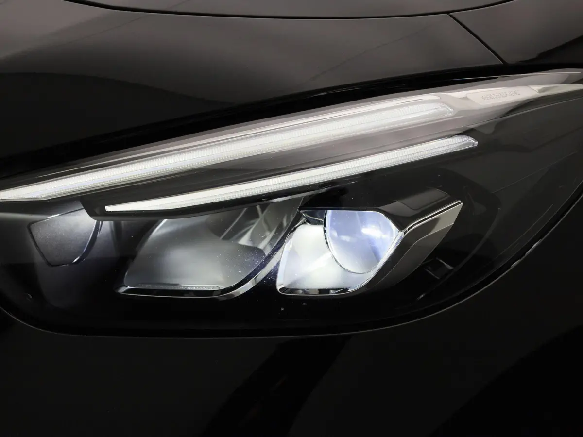 180 Business Line | Automaat | Stoelverwarming | Achteruitrijcamera | Parkeersensoren | Trekhaak | Lichtmetalen Velgen |