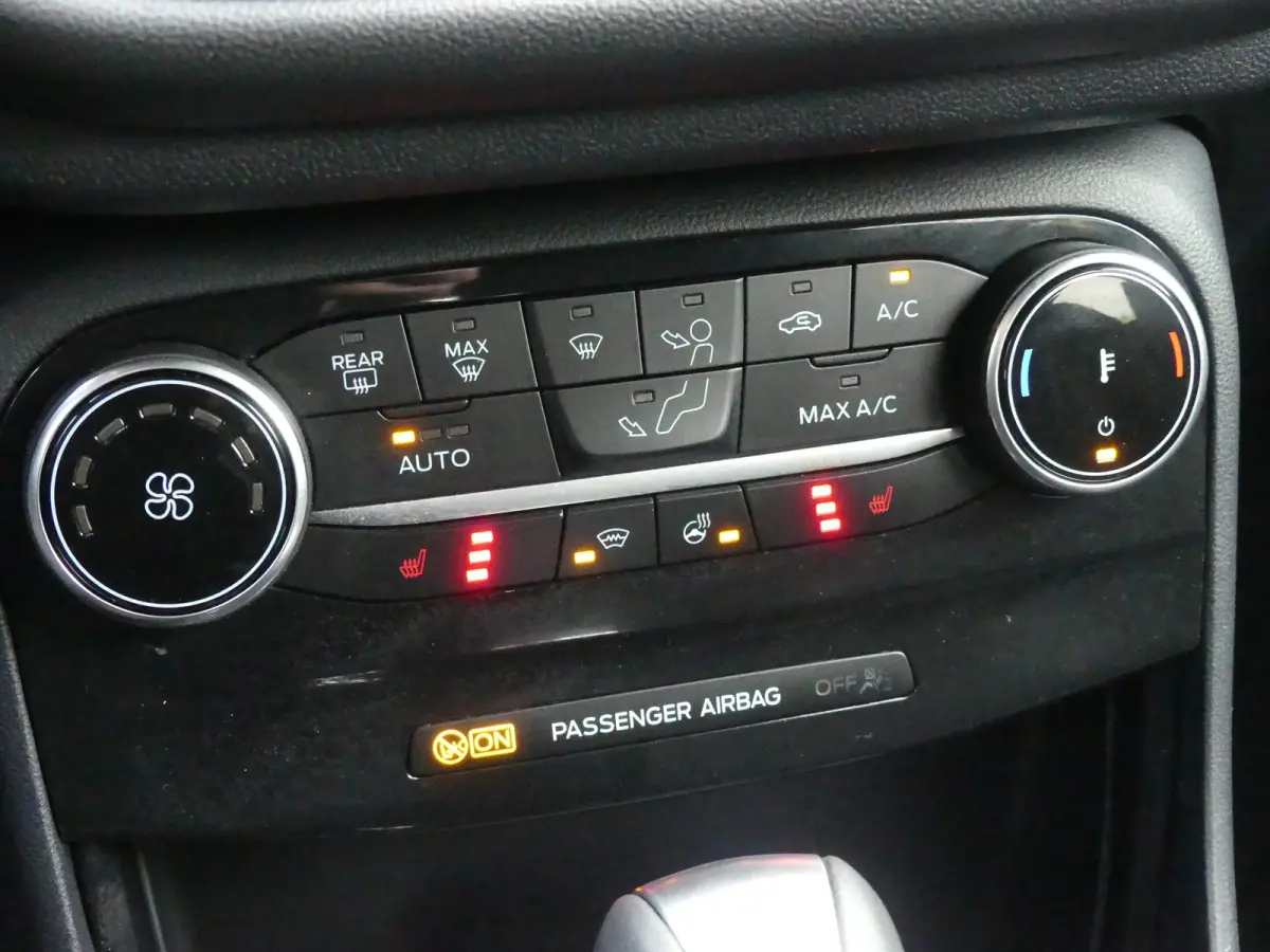 1.0 EcoBoost ST-Line | TREKHAAK | CAMERA | STUUR+STOEL+VOORRUITVERWARMING | PARKEERSENSOREN V+A | APPLE CARPLAY / ANDRIOD AUTO | NAVI | LMV 17" | KEYLESS |