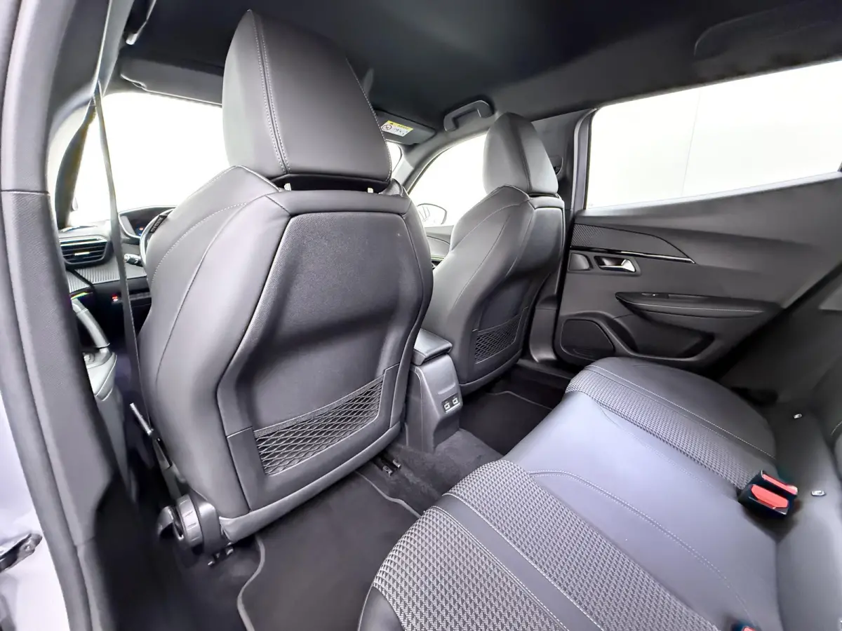 SUV GT-Line 130pk | Navigatie | Automatische airco | Camera achter | Parkeersensoren voor en achter | Cruise control | Full LED koplampen | Apple Carplay en Android auto | 1e eigenaar
