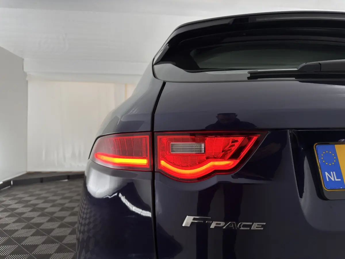 3.0 S AWD 30d Aut. *PANO | LEATHER | XENON | DIGI-COCKPIT | NAVI-FULLMAP | CAMERA | SHIFTPADDLES | ECC | AMBIENTLIGHT | LANE-ASSIST | HEATED-VENTILATED-COMFORTSEATS | PDC | CRUISE | 18''ALU