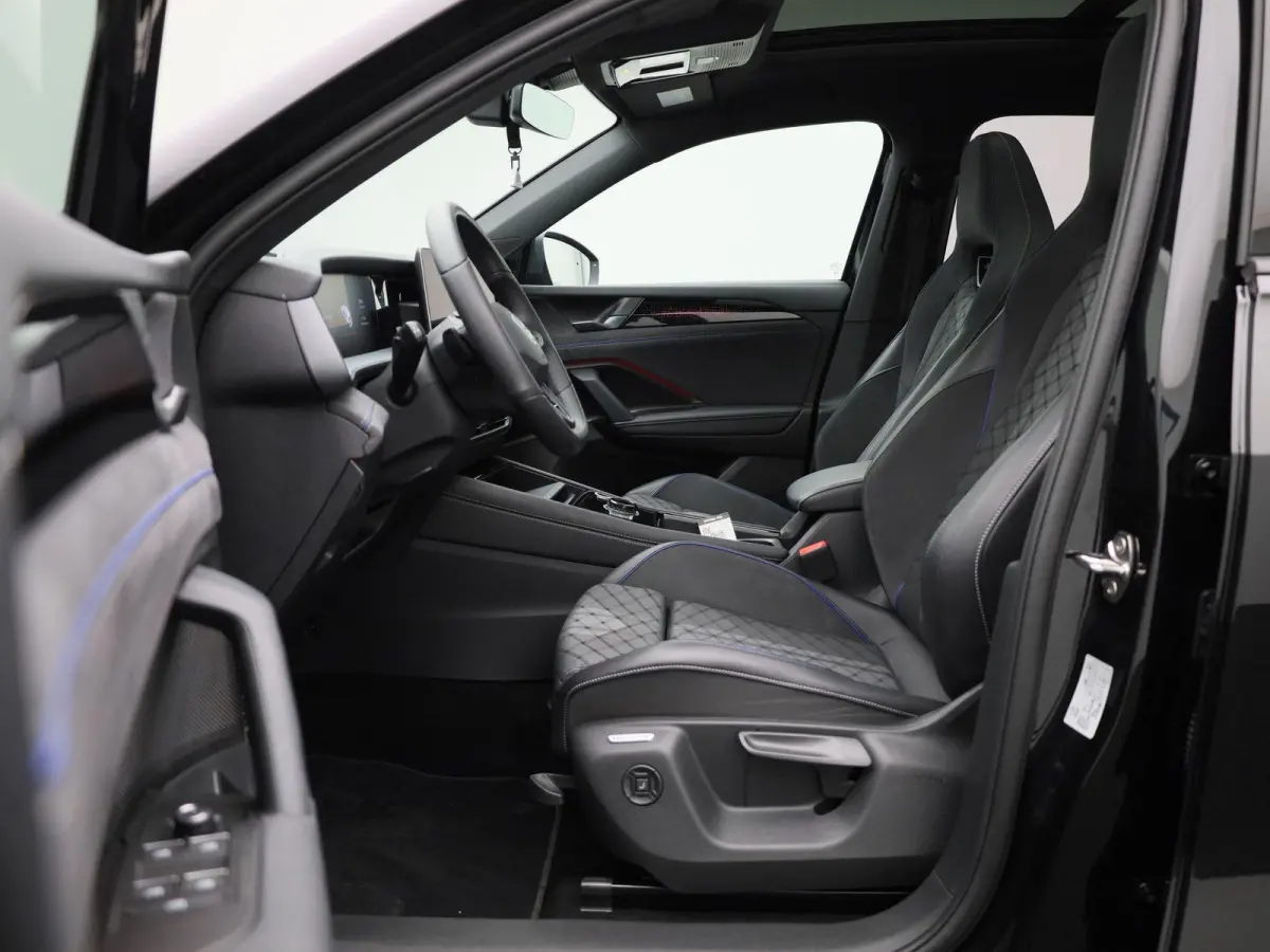 1.5 eHybrid R-Line Edition 204 PK| Origineel Nederlands | 1e Eigenaar | Panoramadak | Navigatie | Stoelverwarming | Stuurwielverwarming | Achteruitrijcamera