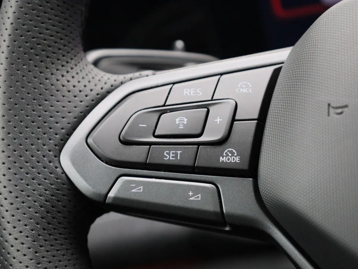 1.5 eHybrid R-Line Edition 204 PK| Origineel Nederlands | 1e Eigenaar | Panoramadak | Navigatie | Stoelverwarming | Stuurwielverwarming | Achteruitrijcamera