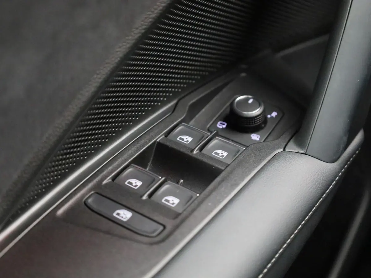 1.5 eHybrid R-Line Edition 204 PK| Origineel Nederlands | 1e Eigenaar | Panoramadak | Navigatie | Stoelverwarming | Stuurwielverwarming | Achteruitrijcamera