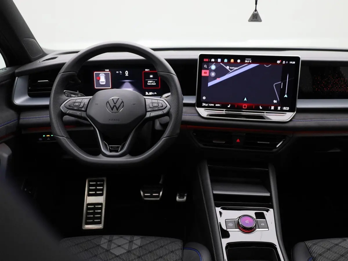 1.5 eHybrid R-Line Edition 204 PK| Origineel Nederlands | 1e Eigenaar | Panoramadak | Navigatie | Stoelverwarming | Stuurwielverwarming | Achteruitrijcamera