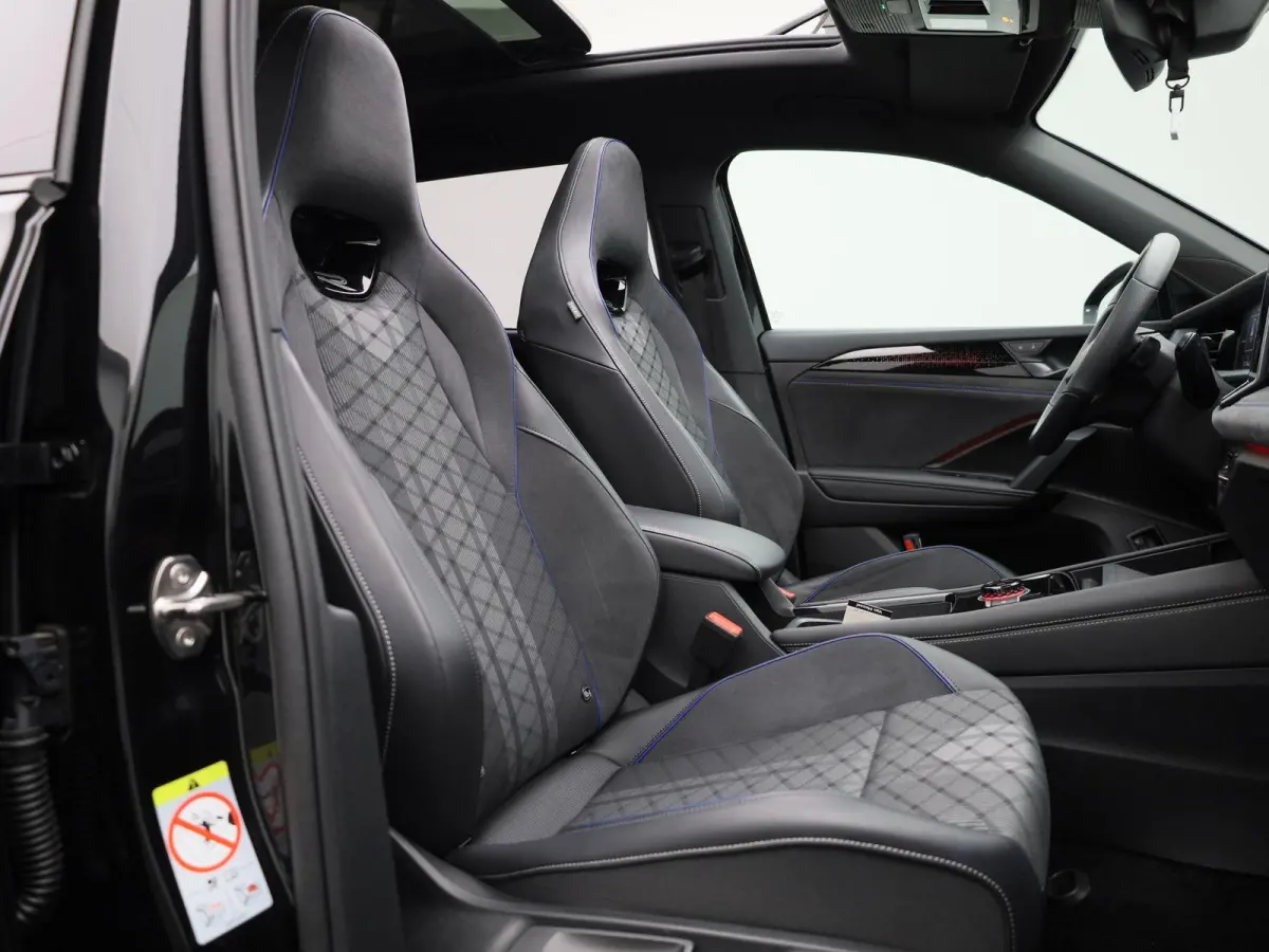 1.5 eHybrid R-Line Edition 204 PK| Origineel Nederlands | 1e Eigenaar | Panoramadak | Navigatie | Stoelverwarming | Stuurwielverwarming | Achteruitrijcamera