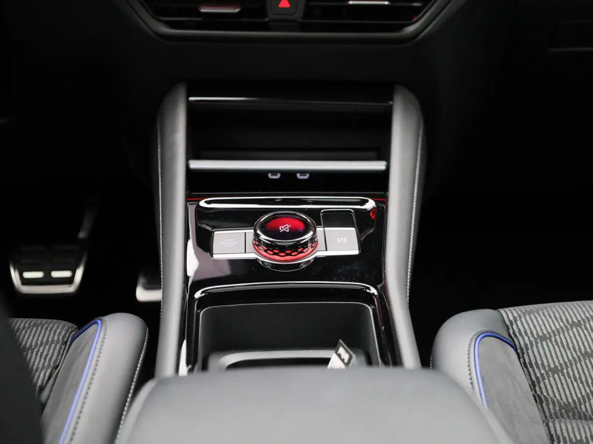 1.5 eHybrid R-Line Edition 204 PK| Origineel Nederlands | 1e Eigenaar | Panoramadak | Navigatie | Stoelverwarming | Stuurwielverwarming | Achteruitrijcamera