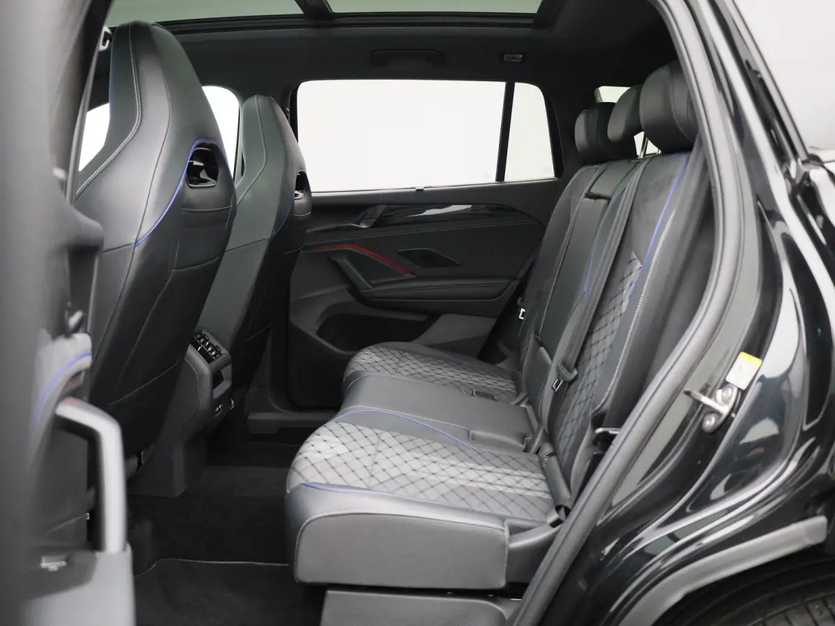 1.5 eHybrid R-Line Edition 204 PK| Origineel Nederlands | 1e Eigenaar | Panoramadak | Navigatie | Stoelverwarming | Stuurwielverwarming | Achteruitrijcamera