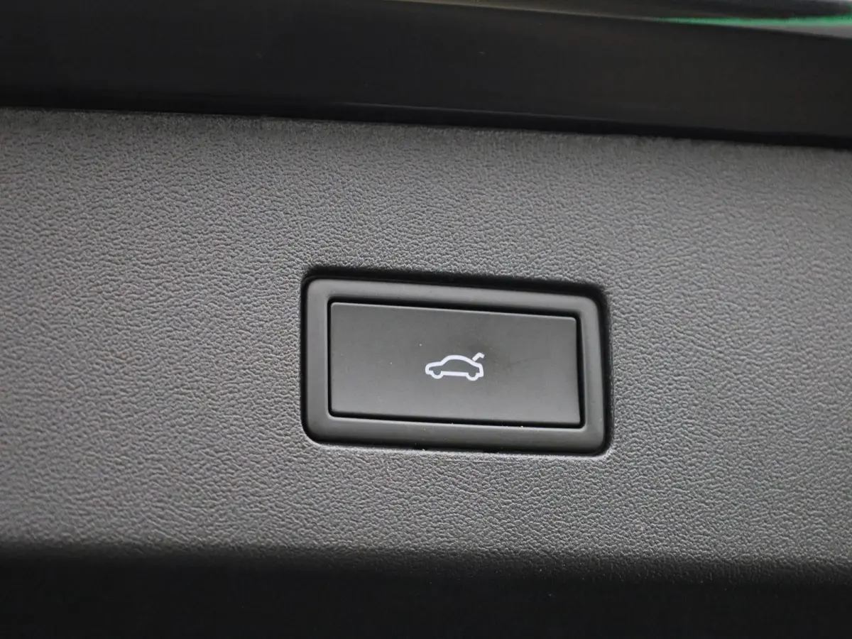 1.5 eHybrid R-Line Edition 204 PK| Origineel Nederlands | 1e Eigenaar | Panoramadak | Navigatie | Stoelverwarming | Stuurwielverwarming | Achteruitrijcamera